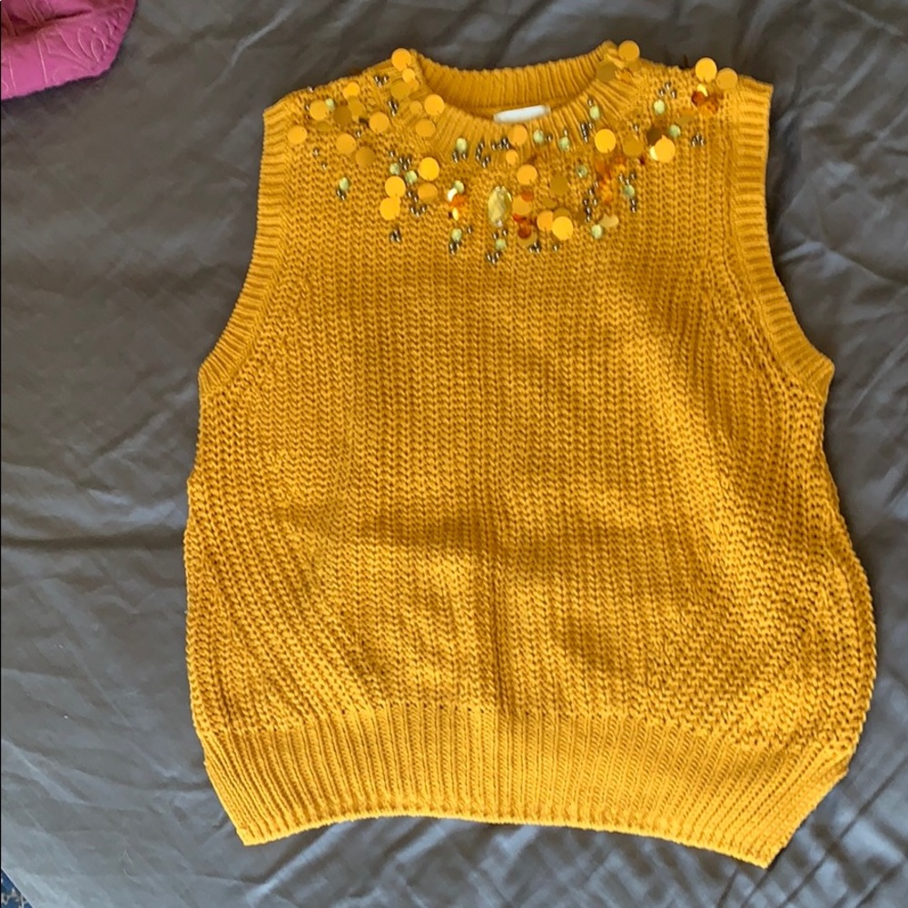 Mustard sweater vest, so cozy!